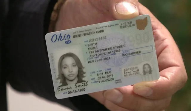 En 2025, los residentes de Ohio deberán obtener una Real ID para abordar vuelos nacionales y acceder a instalaciones federales. Este nuevo requisito busca mejorar la seguridad en Estados Unidos. Foto: WOWK