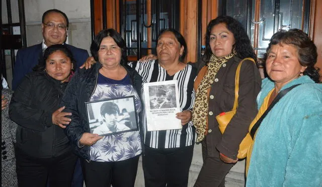 Caso Huanta: familiares el día de la sentencia por las violaciones a derechos humanos cometidas en 1984