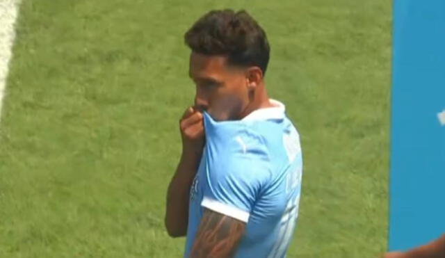 Christofer Gonzáles besó el escudo de Sporting Cristal tras ser presentado en la Tarde Celeste. Foto: captura/L1 Max