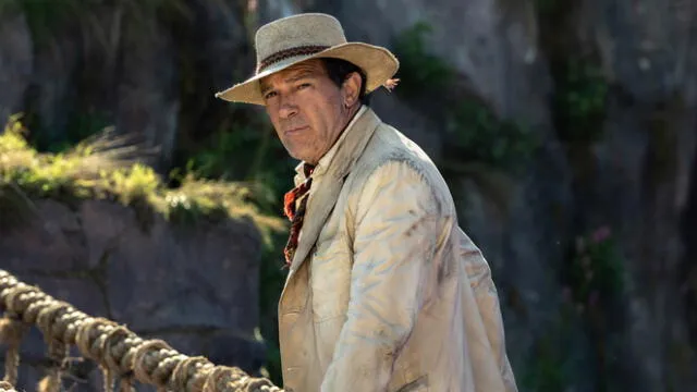 Banderas en una escena como el capitán Hunter.