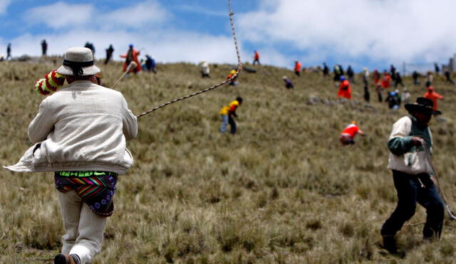 El tradicional enfrentamiento del Chiaraje se realiza en cusco cada 20 de enero. Foto: Andina