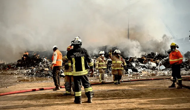 Bomberos lograron controlar el fuego que se extendió rápidamente por el material inflamable. Foto: Fiorella Alvarado - La República