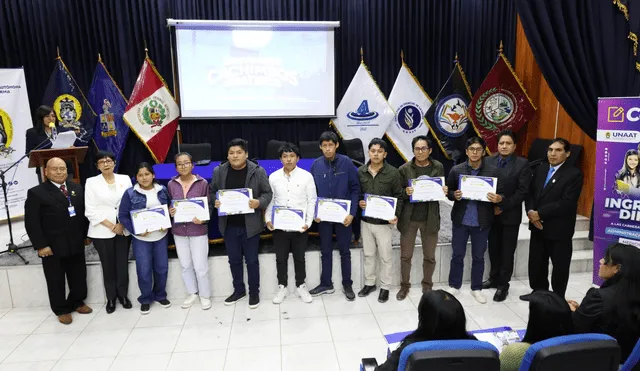 Durante un acto protocolar, los nuevos estudiantes recibieron sus constancias de vacante, acompañados de sus familias. Fuente: Difusión.