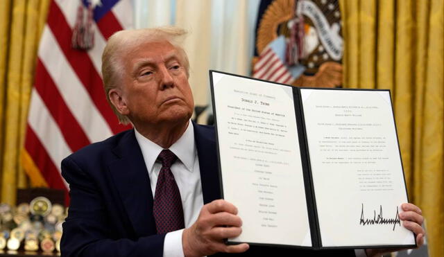 Donald Trump firma ordenes para revelar los asesinatos de JFK, RFK y MLK. Foto: AFP