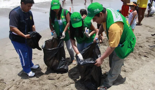 Playa no apta. La labor de los voluntarios no es suficiente, falta que los municipios actúen.