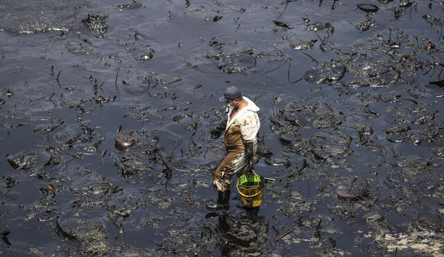 Derrame de petróleo en Piura afecta a más de 2.500 pescadores artesanales.