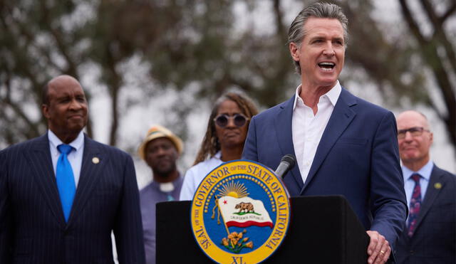 El gobernador de California, Gavin Newsom, ha implementado diversas leyes para proteger los derechos de los inmigrantes, creando un ambiente más inclusivo y seguro para ellos. Foto: The Hill