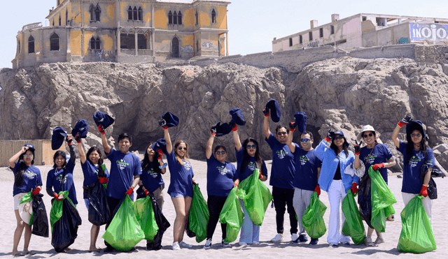 Caja Arequipa realizó el 18 de enero una jornada de limpieza en playas del litoral peruano, donde 280 voluntarios recolectaron 780 kilos de residuos.