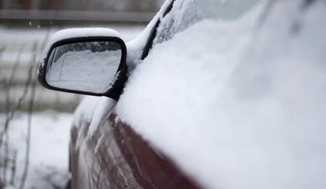 Las fuertes nevadas en Estados Unidos han obligado a diversos estados a implementar medidas de prevención en sus principales vías vehiculares. Foto: Freepik