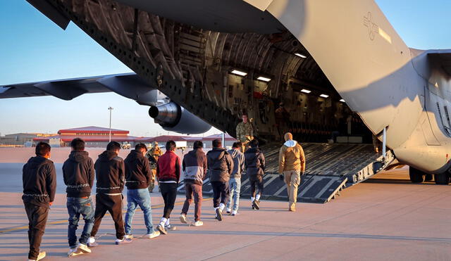 Comenzaron la deportación de inmigrantes en aviones militares de EE.UU.  Foto: Karoline Leavitt / X