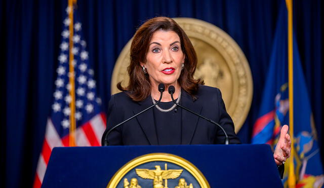 Kathy Hochul llega con un importante aumento salarial este 2025, representando un beneficio para los trabajadores. Foto: Composición LR