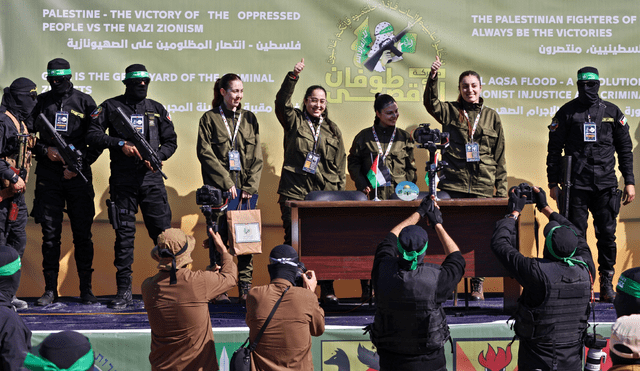 Las cuatro militares israelíes, secuestradas el 7 de octubre, fueron entregadas a la Cruz Roja y luego al ejército israelí. Foto: AFP Las cuatro militares israelíes, secuestradas el 7 de octubre, fueron entregadas a la Cruz Roja y luego al ejército israelí. Foto: AFP