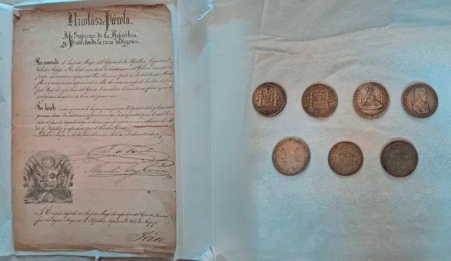 Documento firmado por el presidente Nicolás de Piérola en 1881 y medallas de 1789. Fotocomposición.