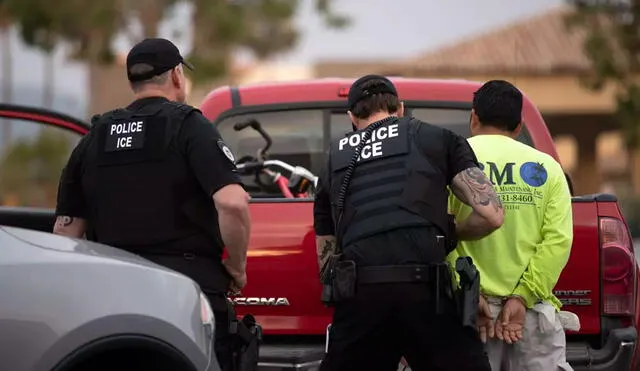 Organizaciones recomiendan a los inmigrantes tener acceso a números de emergencia para reportar actividad de ICE en sus zonas. Foto: Los Ángeles Times