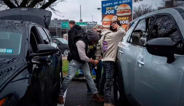 Desde que se reportaron posibles redadas dirigidas por el ICE, el tráfico peatonal en esta área ha disminuido un 50%. Foto: La Nación