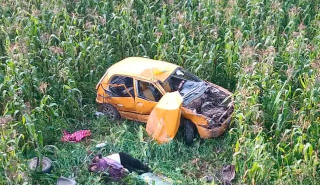 Vehículo quedó destruido en campo de cultivo de Anta, Cusco. Foto: Luis Álvarez/La República