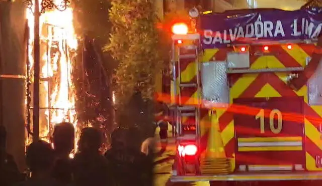 El Cuerpo General de Bomberos controló en tiempo récord la emergencia en la av. Colmena/Composición LR/Créditos: Kevinn García