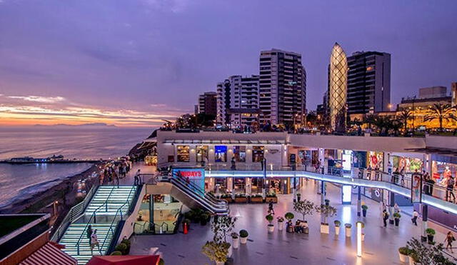 Larcomar, situado en Miraflores, pertenece a la firma chilena Parque Arauco. Foto: Inka Milky Way