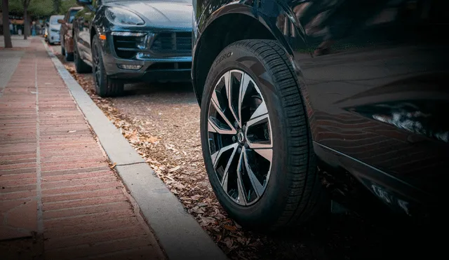 Una nueva ley en California cambiará los métodos de estacionamiento de los conductores. Foto: Composición LR