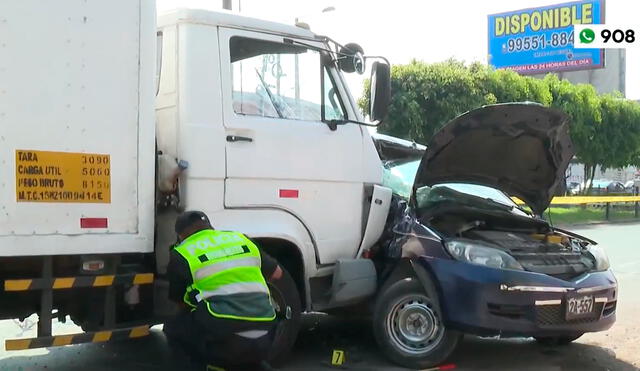 La víctima, de aproximadamente 50 años, se encontraba en el asiento trasero del automóvil. Foto: captura/América TV