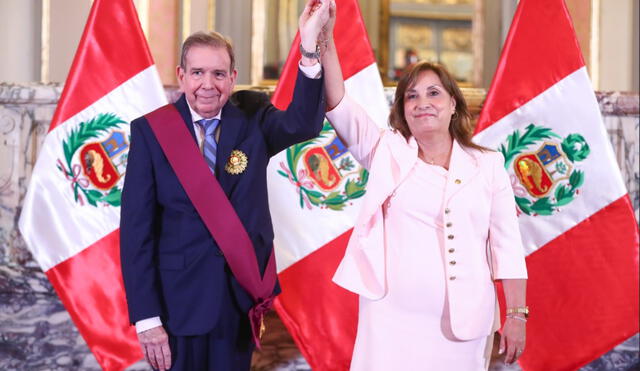 Edmundo González Urrutia fue condecorado por la presidenta Dina Boluarte. Foto: Presidencia.