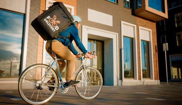 Una nueva ley en California se decretó para los trabajadores de delivery, impactando en las entregas. Foto: Composición LR