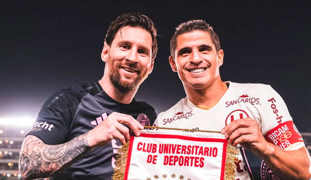 Lionel Messi y Aldo Corzo intercambiaron banderines en la previa del partido amistoso. Foto: Universitario