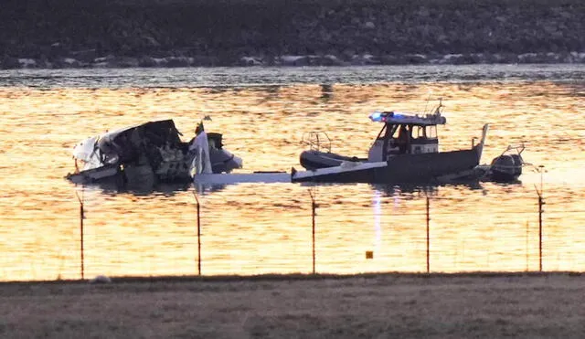 El choque entre un avión y un helicóptero militar cerca del aeropuerto Ronald Reagan ha llevado a la suspensión de operaciones en la terminal. Foto: Dallas Morning News