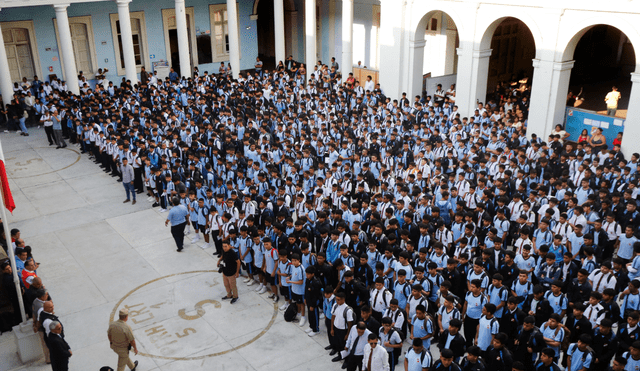 Escolares aún no saben si acudirán a los colegios los sábados. Foto: La República