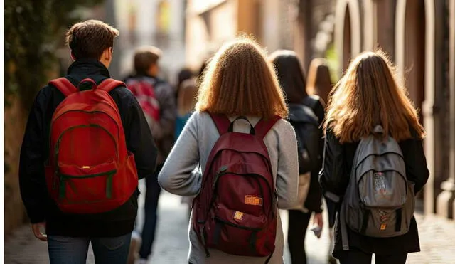 Los estudiantes de octavo grado que obtuvieron puntuaciones por debajo del nivel básico en EE. UU. Composición LR/Vecteezy/