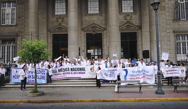 El Colegio Médico del Perú advirtió que esta norma podría representar un grave riesgo para la población debido a la falta de conocimientos específicos. Foto: CMP