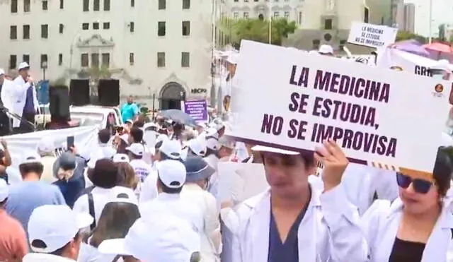 Colegio médico del Perú señala que Ley 32210 representa un riesgo para la salud de los pacientes. Foto: composición LR/Canal N