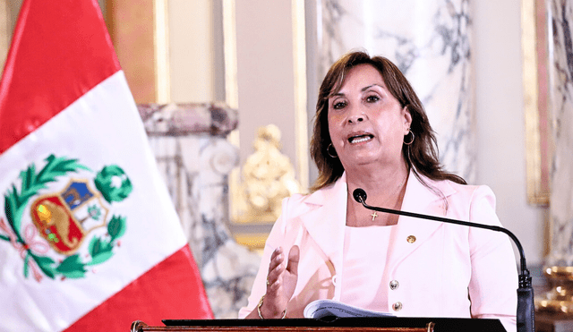 Dina Boluarte respondió de forma irónica a las críticas de su gestión y aseguró que los logros económicos del Perú son gracias al trabajo conjunto del gobierno y el sector privado. | Foto: Presidencia.