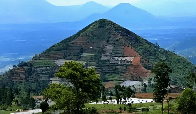 Los estudios indican que Gunung Padang contiene un complejo sistema de estructuras subterráneas y terrazas ancestrales. Foto: Jatiluhur Online.