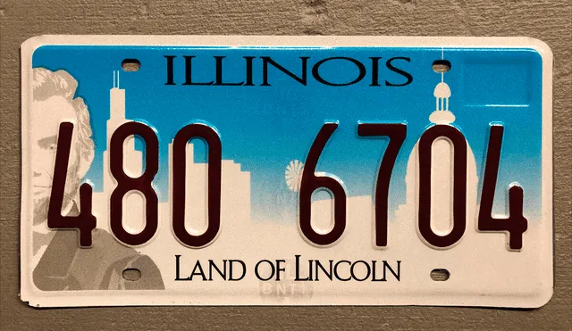 En Illinois, el DMV no toma como válida algunas placas personalizadas. Foto: eBay