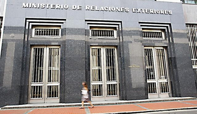 Excanciller Miguel Rodríguez Mackay calificó como "fascista" el "certificado de pobreza" solicitado por la Cancillería. Foto: El Peruano Excanciller Miguel Rodríguez Mackay calificó como "fascista" el "certificado de pobreza" solicitado por la Cancillería. Foto: El Peruano