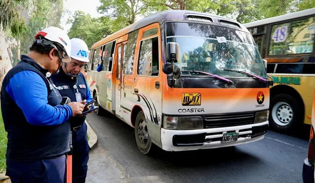 Combis y buses informales circulan sin SOAT, lo que pone en riesgo a los pasajeros.