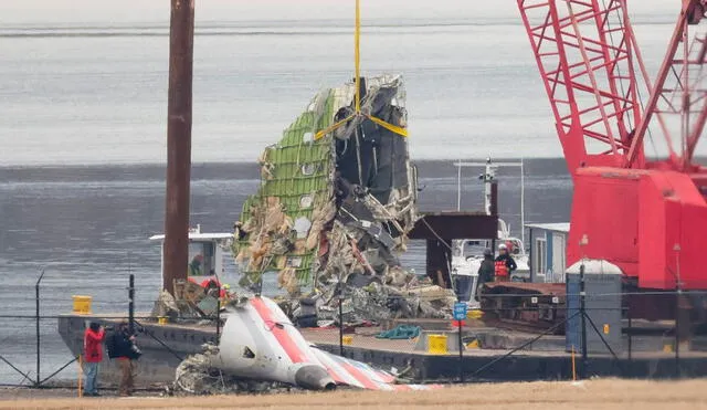 Restos del avión de American Airlines son recogidos en el río Potomac. Foto: AFP.