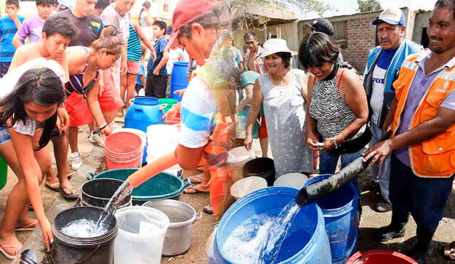 Priorizar el uso del agua almacenada para necesidades básicas como consumo, preparación de alimentos e higiene personal. Foto: composición LR/Andina