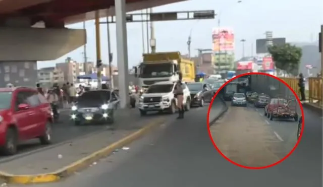 Accidente de tránsito en avenida Alfonso Ugarte provoca derrame de aceite y congestión vehicular. Foto: captura Latina/RPP Accidente de tránsito en avenida Alfonso Ugarte provoca derrame de aceite y congestión vehicular. Foto: captura Latina/RPP