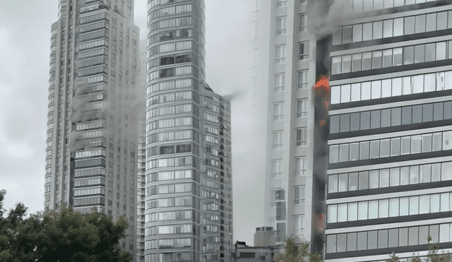 El fuego comenzó en el piso 11 y se extendió todo el edificio afectando a diversos vecinos. Foto: composición LR/X