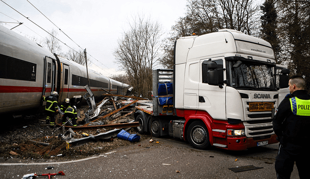 La Policía Federal de Alemania está analizando si hubo errores en la señalización o fallos técnicos en el paso a nivel, así como la responsabilidad de la empresa operadora del tren. Foto: AFP.