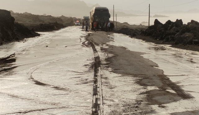 Huaicos bloquean la Panamericana Sur. Foto: La República