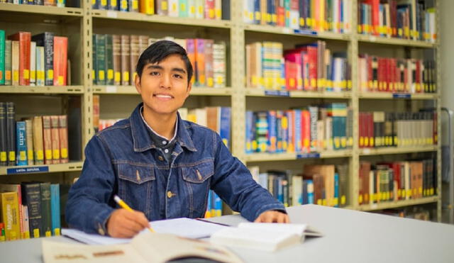 Jóvenes podrán estudiar una carrera gracias al programa Beca Perú 2025. Foto: Pronabec