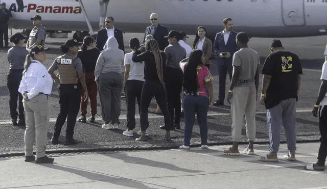 Estados Unidos deporta a más de 170 migrantes venezolanos desde Guantánamo, en medio de controversia y críticas. Foto: La Prensa de Honduras Estados Unidos deporta a más de 170 migrantes venezolanos desde Guantánamo, en medio de controversia y críticas. Foto: La Prensa de Honduras