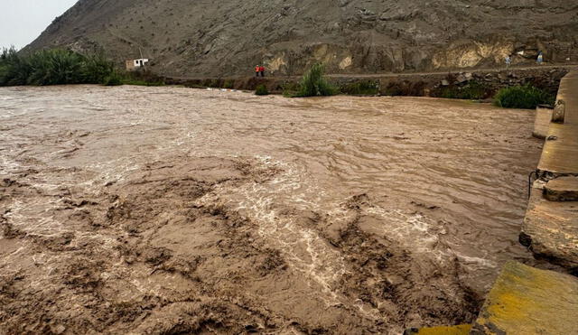 El río presenta una al alza, lo que mantiene en alerta a las autoridades y a la población. Foto: LR