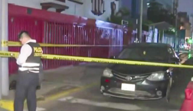 La Policía Nacional del Perú realiza las investigaciones acerca del asesinato en la Av. Arequipa. Foto: América TV La Policía Nacional del Perú realiza las investigaciones acerca del asesinato en la Av. Arequipa. Foto: América TV