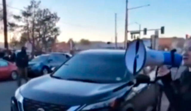 El video de la mujer estadounidense usando un megáfono para alertar a los inmigrantes se hizo viral en redes sociales. Foto: La Verdad Noticias.