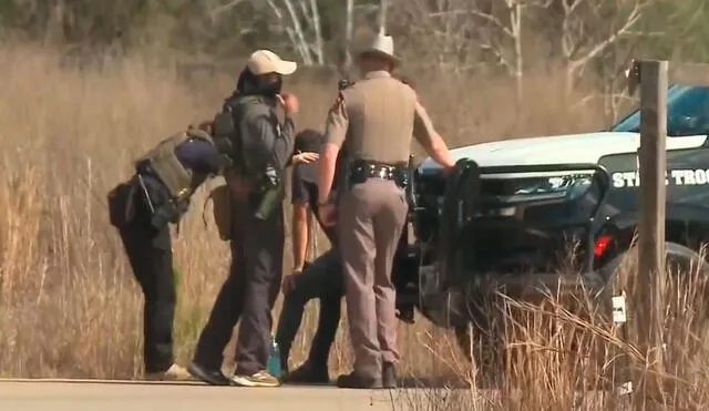 Agentes de ICE interceptan una camioneta en Houston, Texas, mientras realizan operativos en carreteras locales. Foto: Telemundo Agentes de ICE interceptan una camioneta en Houston, Texas, mientras realizan operativos en carreteras locales. Foto: Telemundo