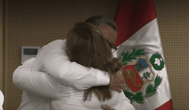 Dina Boluarte recibe con una ovación a ministro Santiváñez. Foto: captura Dina Boluarte recibe con una ovación a ministro Santiváñez. Foto: captura